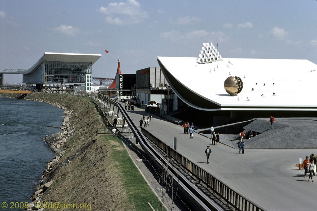 Le pavillon italien à Expo 67, avec les sculptures sur sa couverture