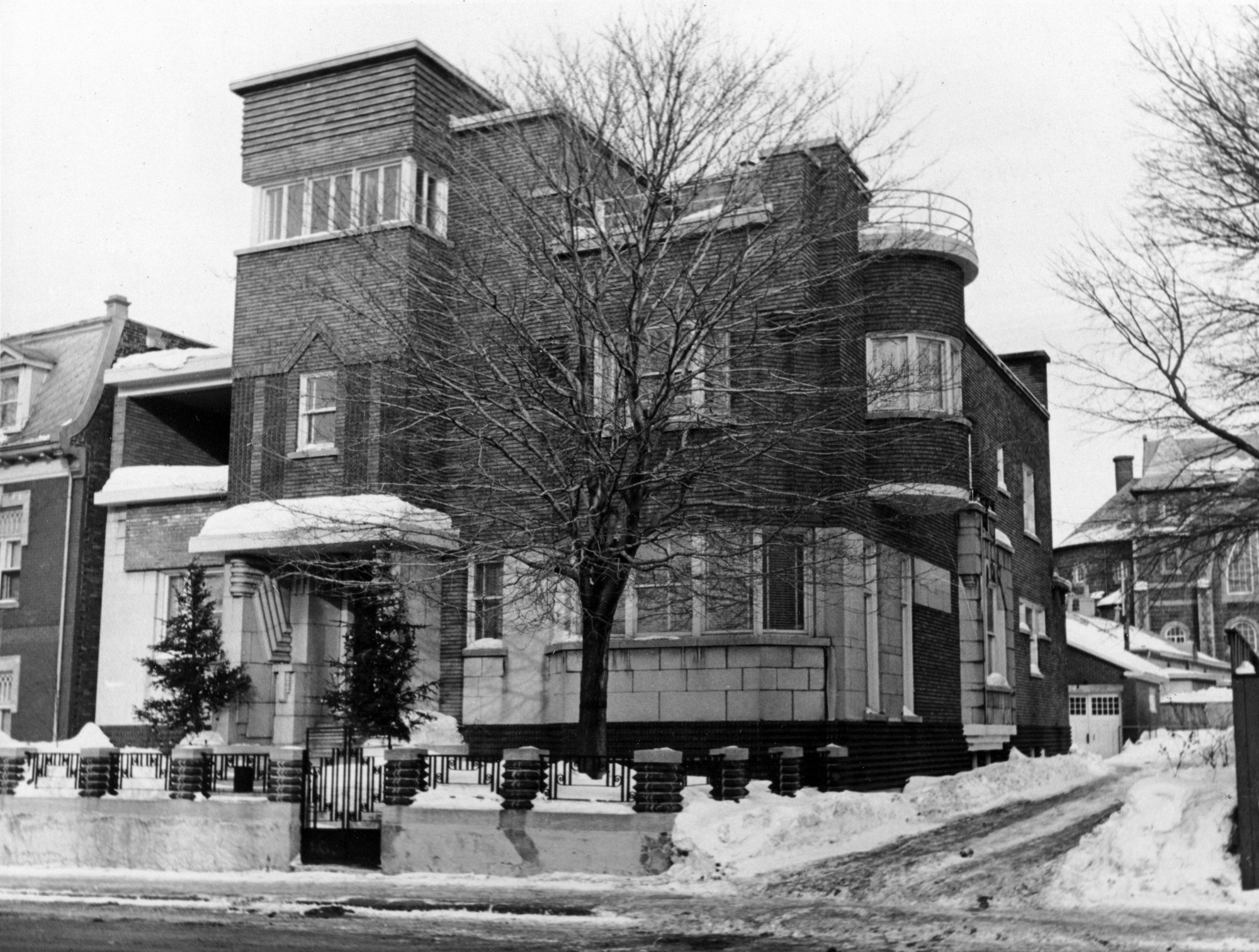 Maison Henri-Bélanger à Québec : volumes de brique et balcon courbe, photographiés en hiver en 1959.